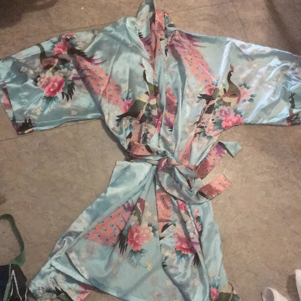 7 items for $25// Kimono robe size OS